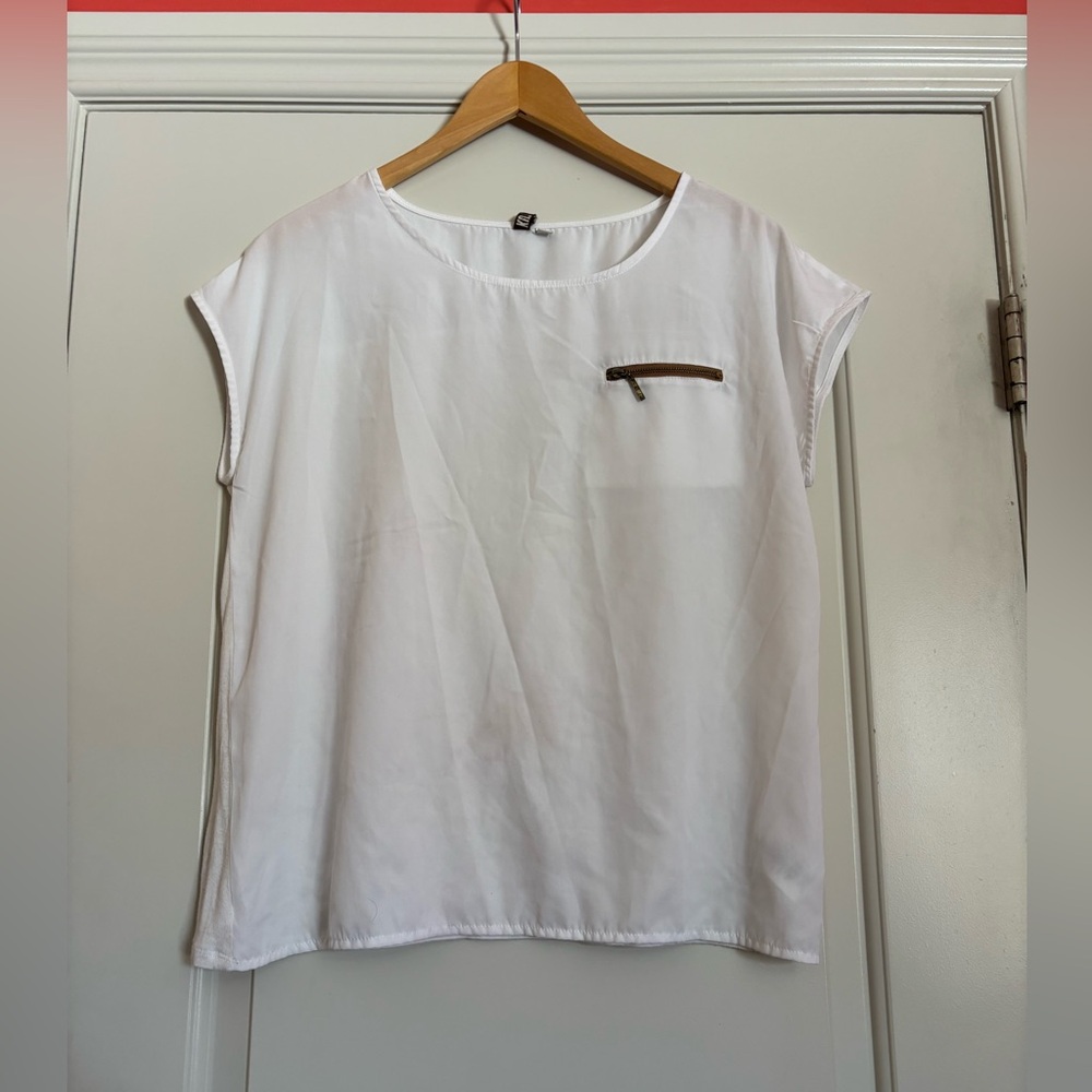 Kut from the Kloth White Short Sleeve Top with Zipper Accent. Size Small